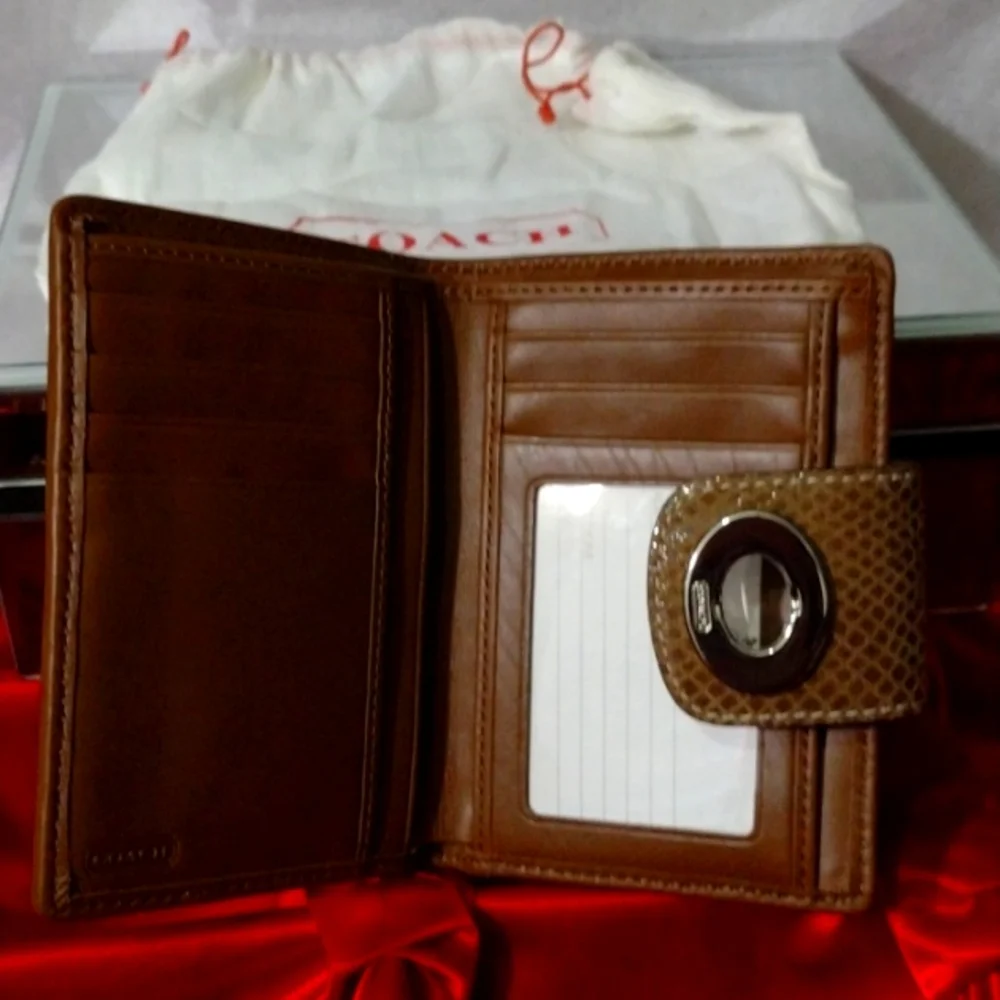 Coach Wallet 🛍️ Elegant Leather + Iconic COACH Logo Stunning 🎁 Gift NWT - Picture 2 of 6